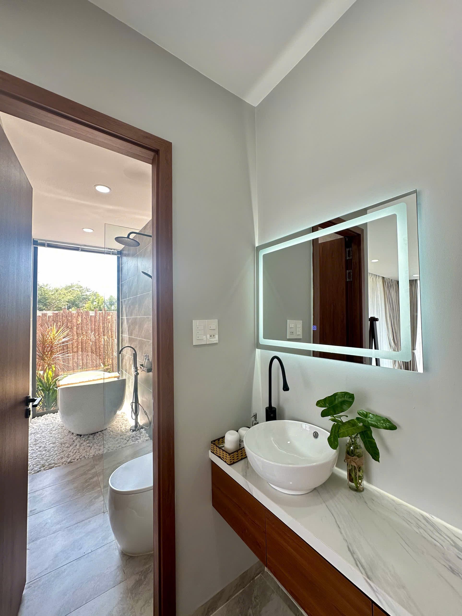 Phòng tắm ngoài trời với bồn tắm tự đứng