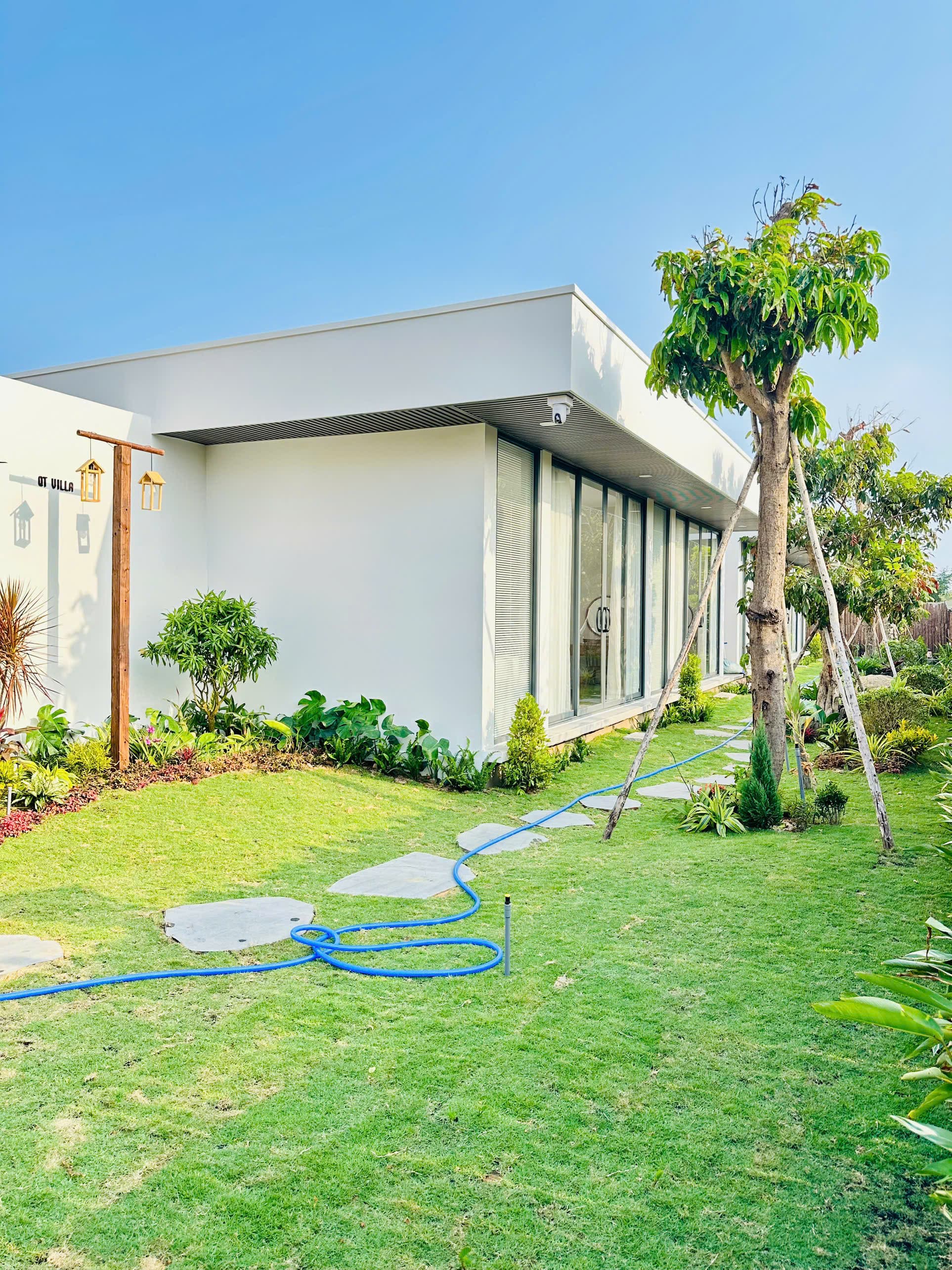Mặt tiền villa với biển hiệu QT Villa