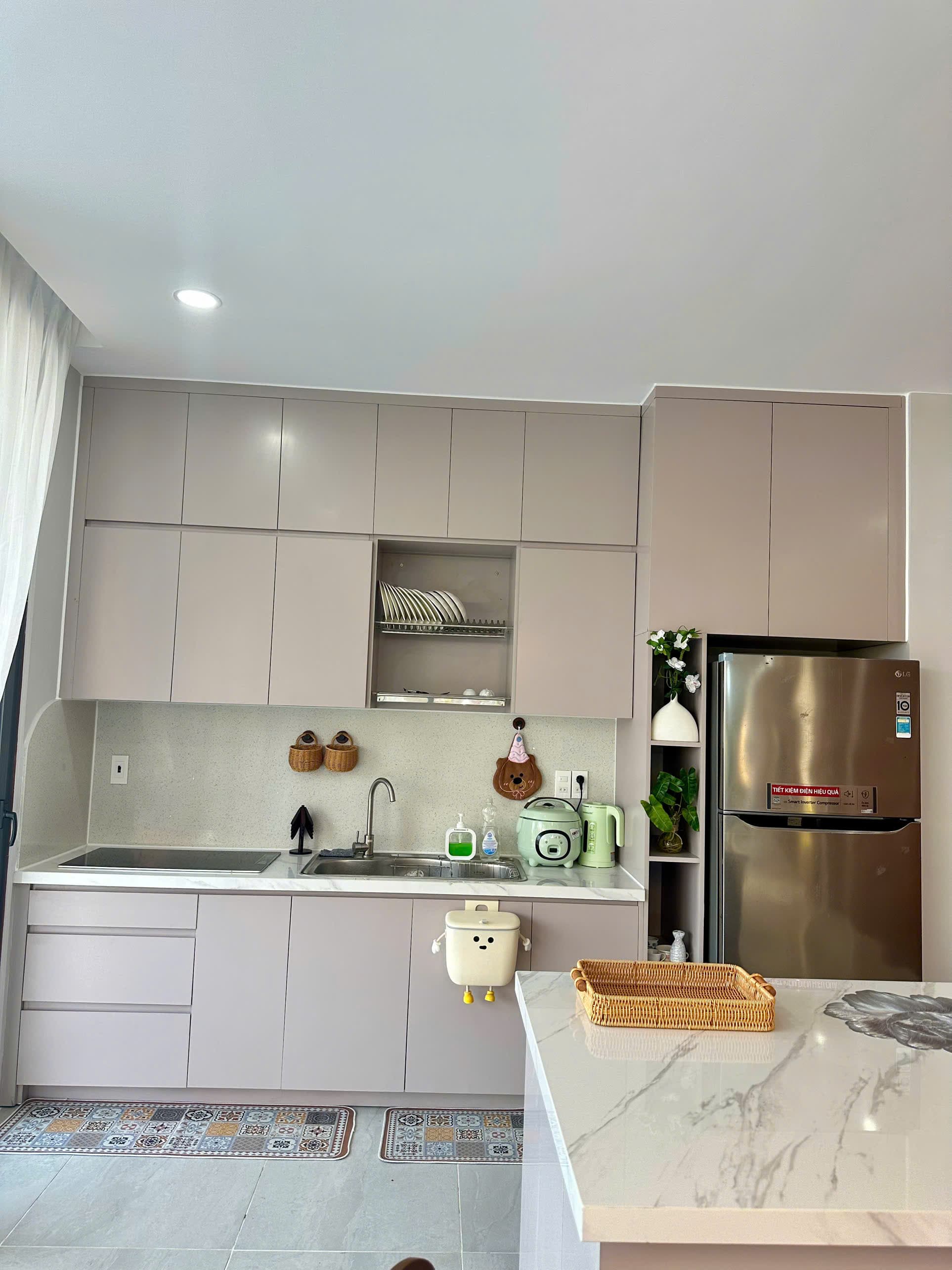 Bếp hiện đại với đảo bếp đá marble