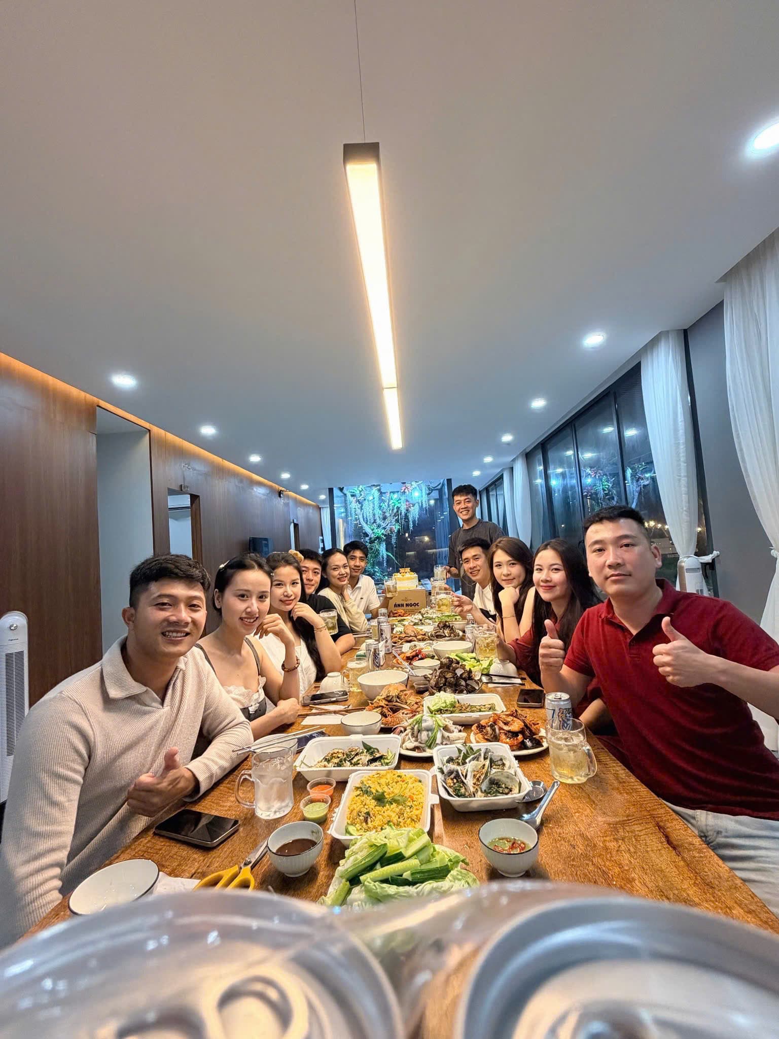 Bữa ăn sum họp tại bàn dài trong nhà