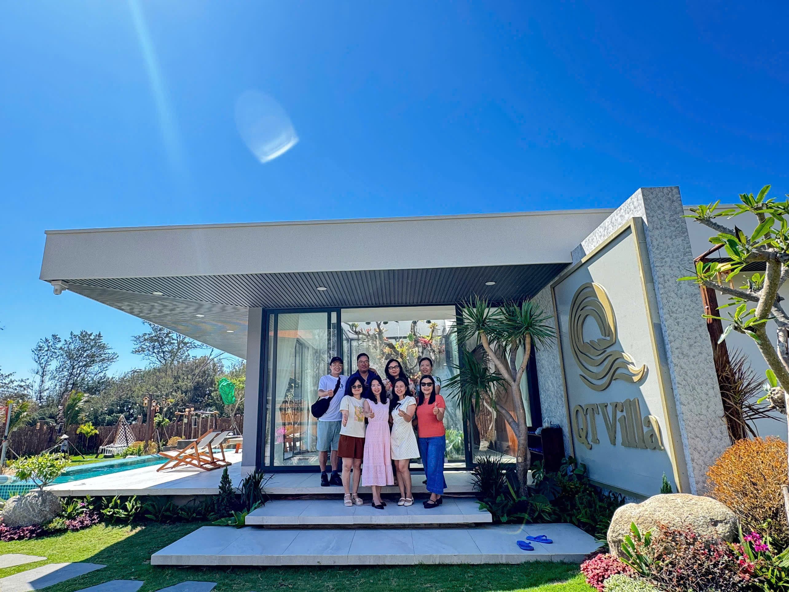 Gia đình chụp kỷ niệm tại cổng QT Villa