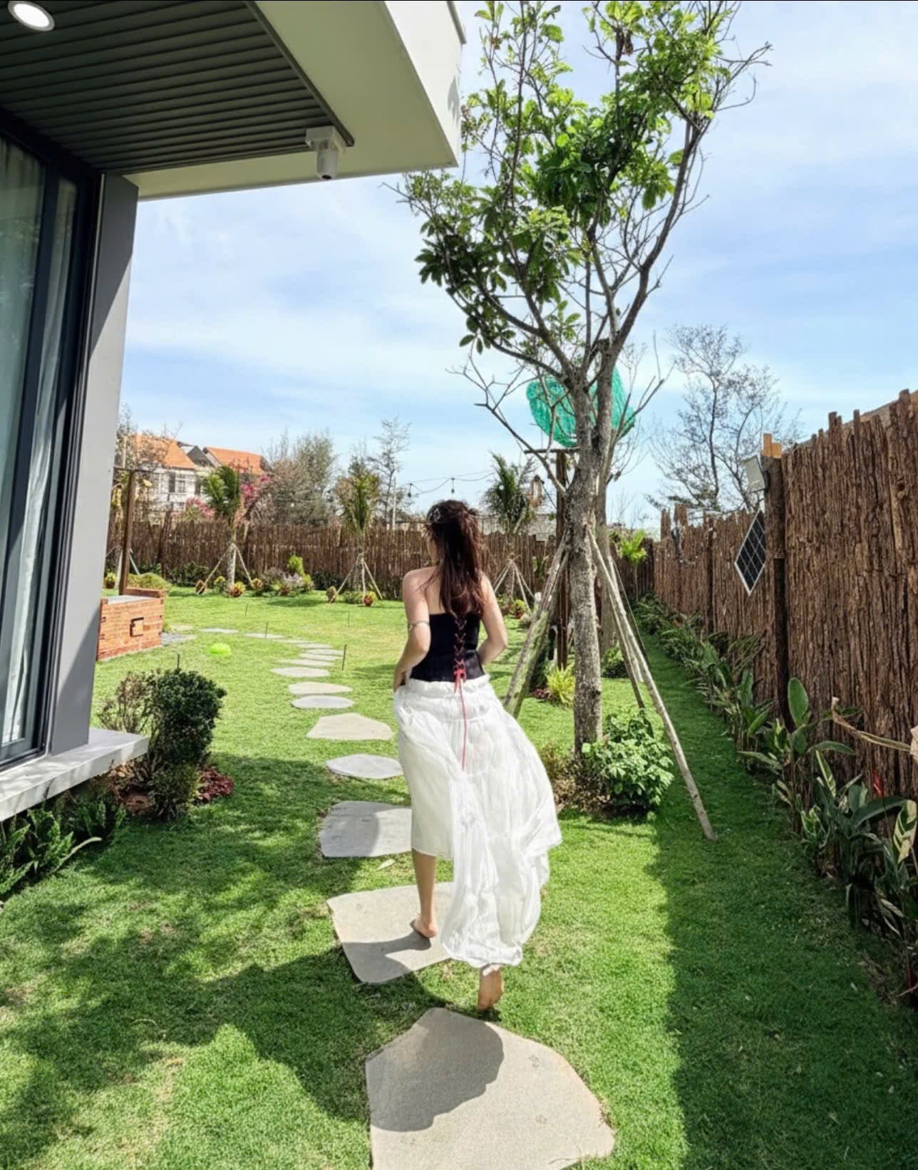 Dạo bước trong vườn xanh buổi sáng