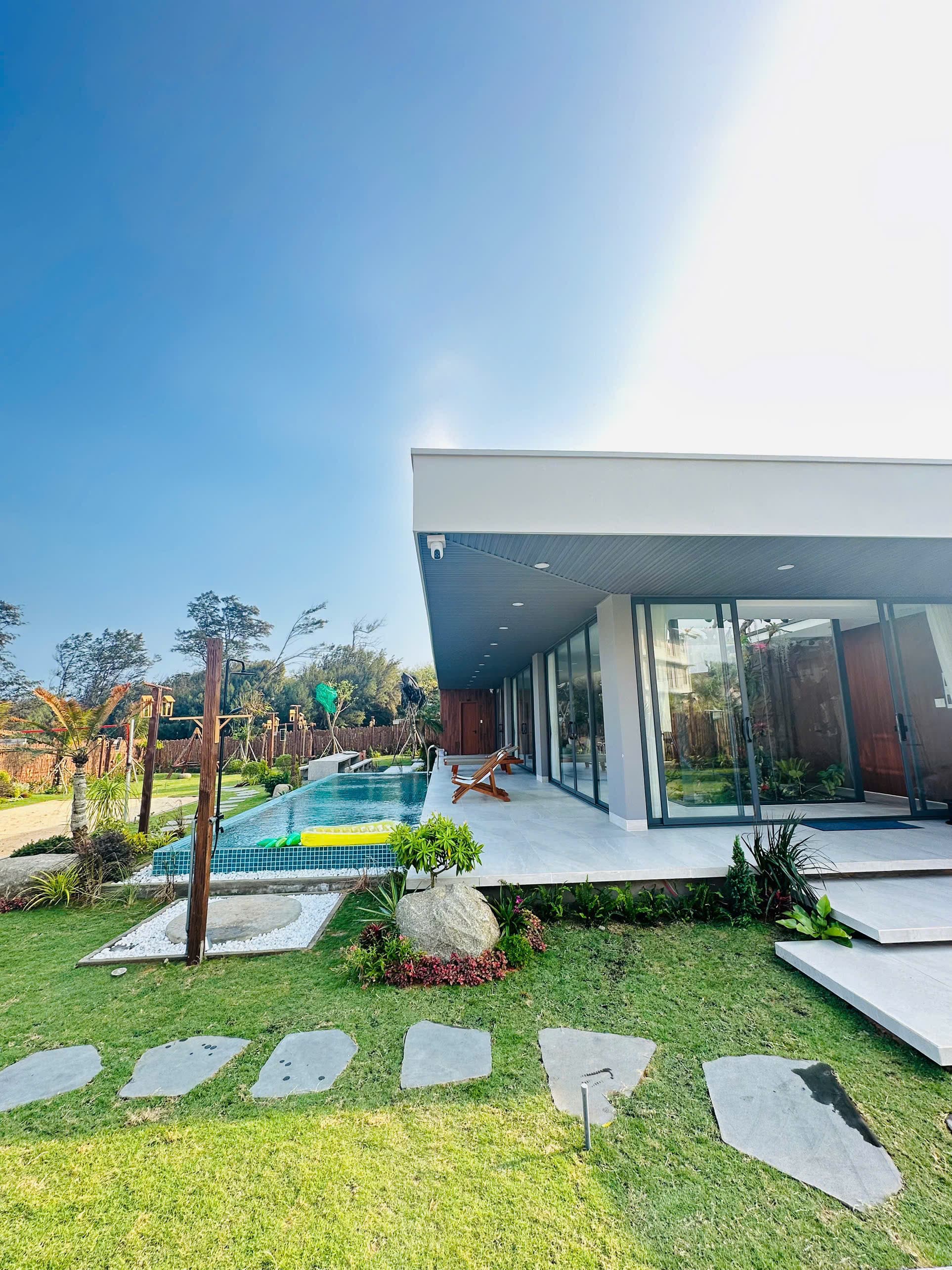 QT Villa ngoại thất hồ bơi và sân vườn